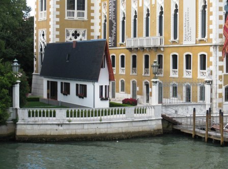 Wurms Biennale-Narrow-House am Canale Grande in Venedig