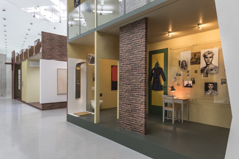Simon Fujiwara: Hope House, 2018, Ausstellungsansicht, 2. OG (Foto M. Tretter, © Simon Fujiwara)