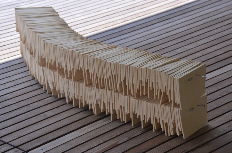 Erinnert an eine Ziehharmonika oder Raupe: Schindelskulptur von Franziska Stiegholzer: