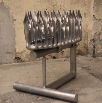 Bruno Gironcoli: Flammenkranz mit Baby, 2006, Aluminiumguss