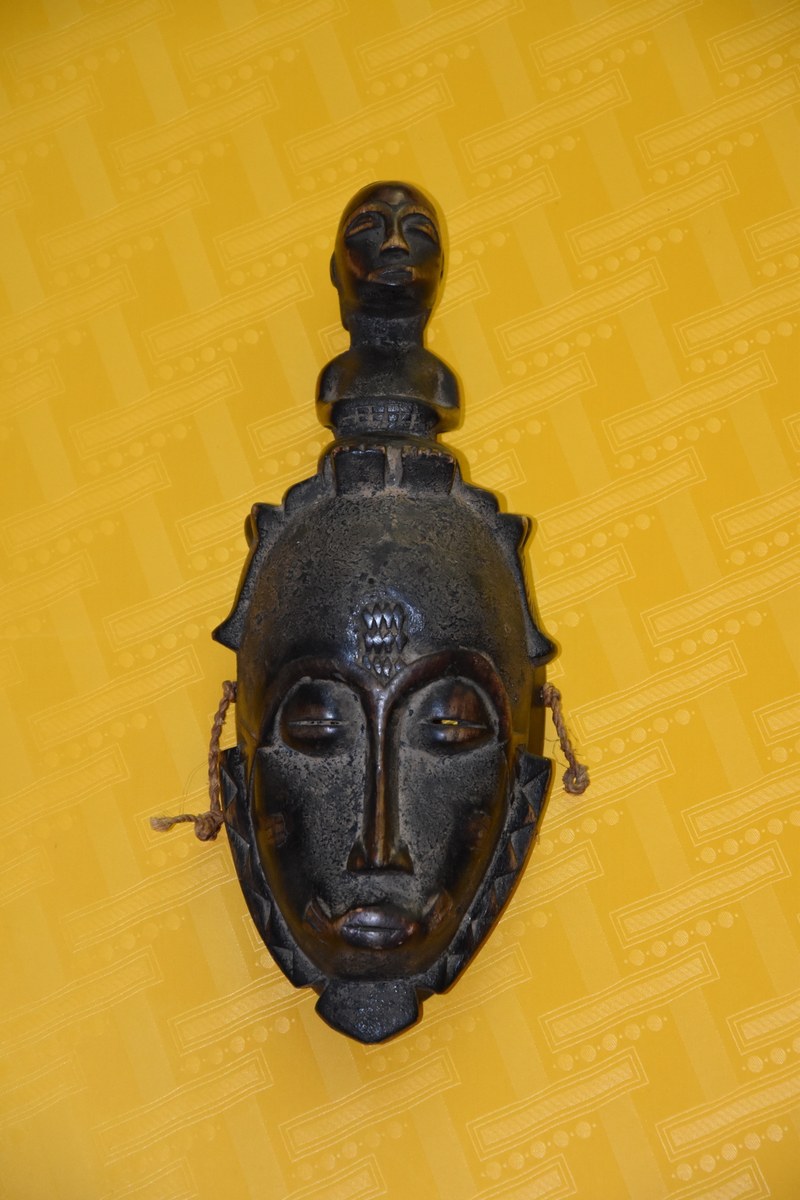 Afrikanische Maske auf Getzner-Damast