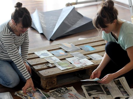 Liechtensteins Biennale-Vertreterinnen Beate Frommelt und Anna Hilte beim Vorbereiten ihrer Arbeiten (Foto: Schichtwechsel)