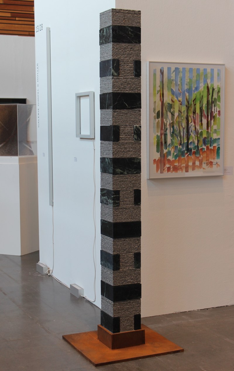 Stand von Maximilian Hutz: Eine Stele von Herbert Meusburger, daneben ein Streifenbild von Heinz Greissing