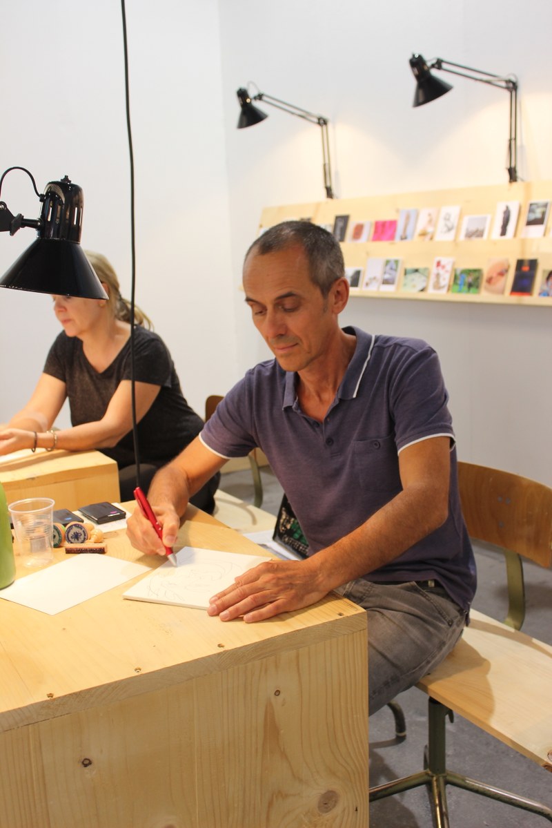 Edgar Leissing zeichnet am Stand von Kunst.Vorarlberg "10-Sekunden-Porträts"