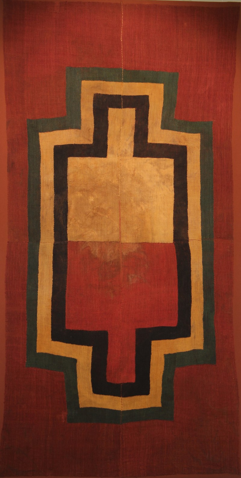 Sonderschau "Schönheit als Notwendigkeit": Peruanischer Umhang aus der Nasca-Periode, 200-600 n.Chr. Gewebe, Alpakawolle