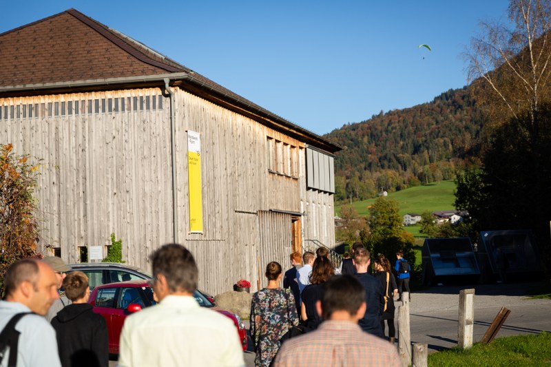 Ausstellungsrundgang bei herrlichem Wetter
