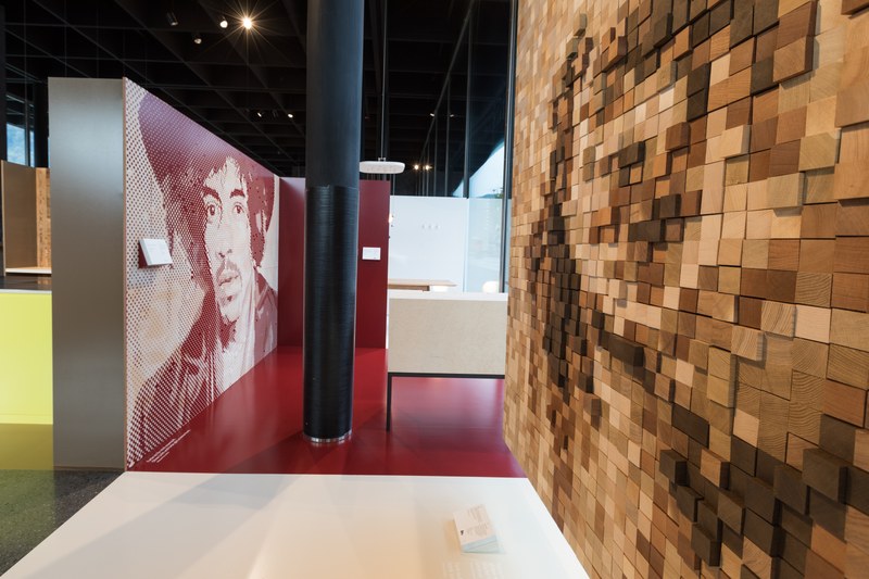 Jimi Hendrix neben einer Skulptur mit hunderten Holzquadern zeigt die Vielfalt von Handwerkskunst | © Thomas Steinlechner