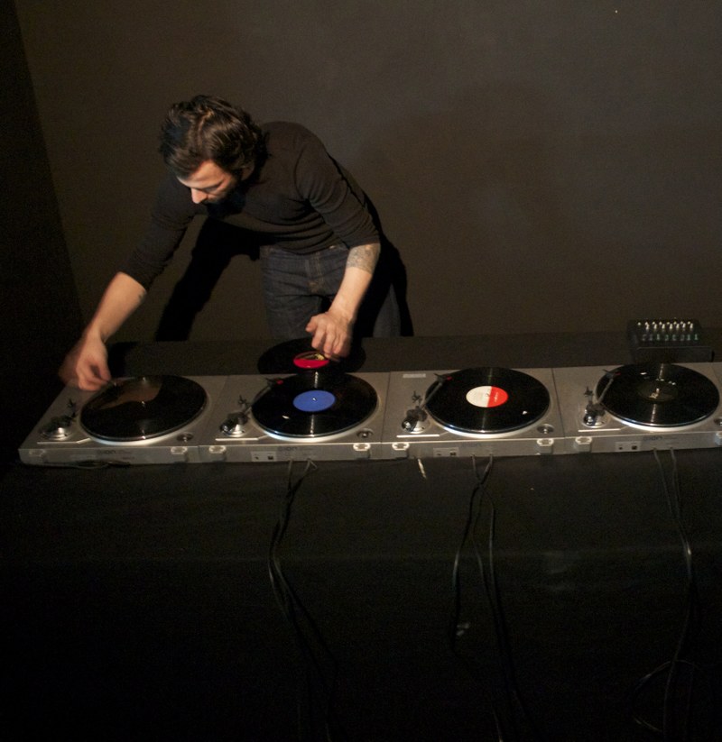 Karl Salzmann stammt aus Vorarlberg und lebt und arbeitet als Sound & Visual Artist und Sound-Wissenschaftler in Wien