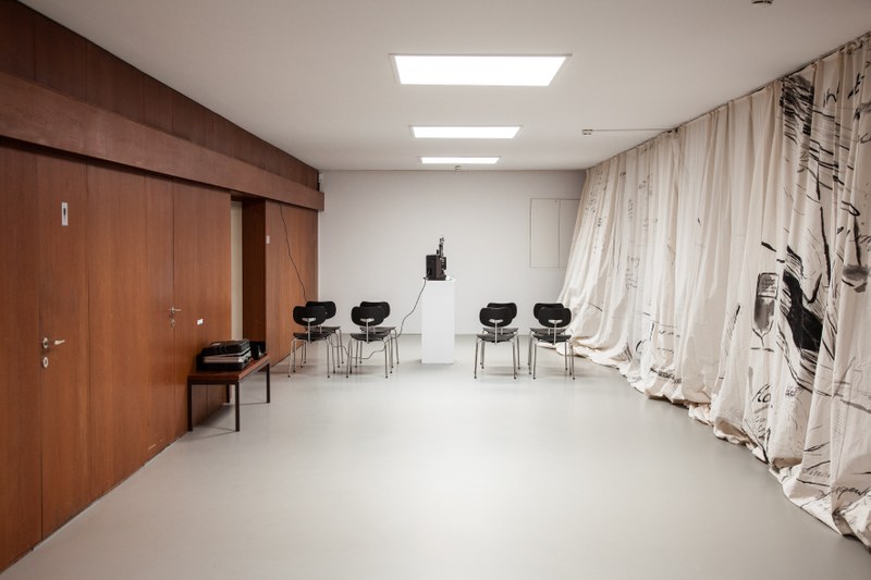Vorhang von Veronika Dirnhofer in der Ausstellung Hanna Schaichs