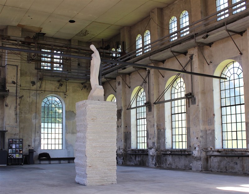 Stahl, Granit und Marmor sind die Materialien, die die Skulptur "Mitten durchs Herz" bestimmen