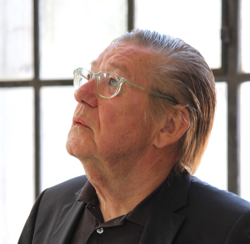 Gottfried Bechtold betrachtet sein neues Werk (Fotos: Karlheinz Pichler)