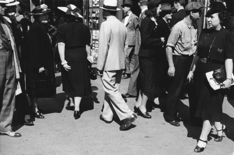 Sidewalk XIV, New York, 1939 © The Estate of Rudy Burckhardt and Tibor de Nagy Gallery, New York