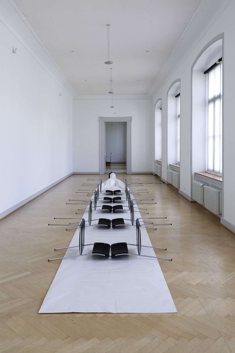 Roman Signer: Schlauch mit Stühlen, 2014, Installationsansicht  (Foto: Stefan Rohner)
