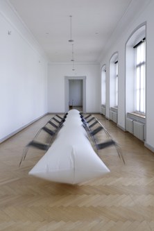 Roman Signer: Schlauch mit Stühlen, 2014, Installationsansicht  (Foto: Stefan Rohner)