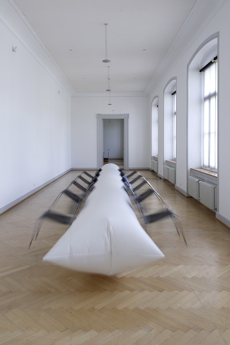 Roman Signer: Schlauch mit Stühlen, 2014, Installationsansicht  (Foto: Stefan Rohner)
