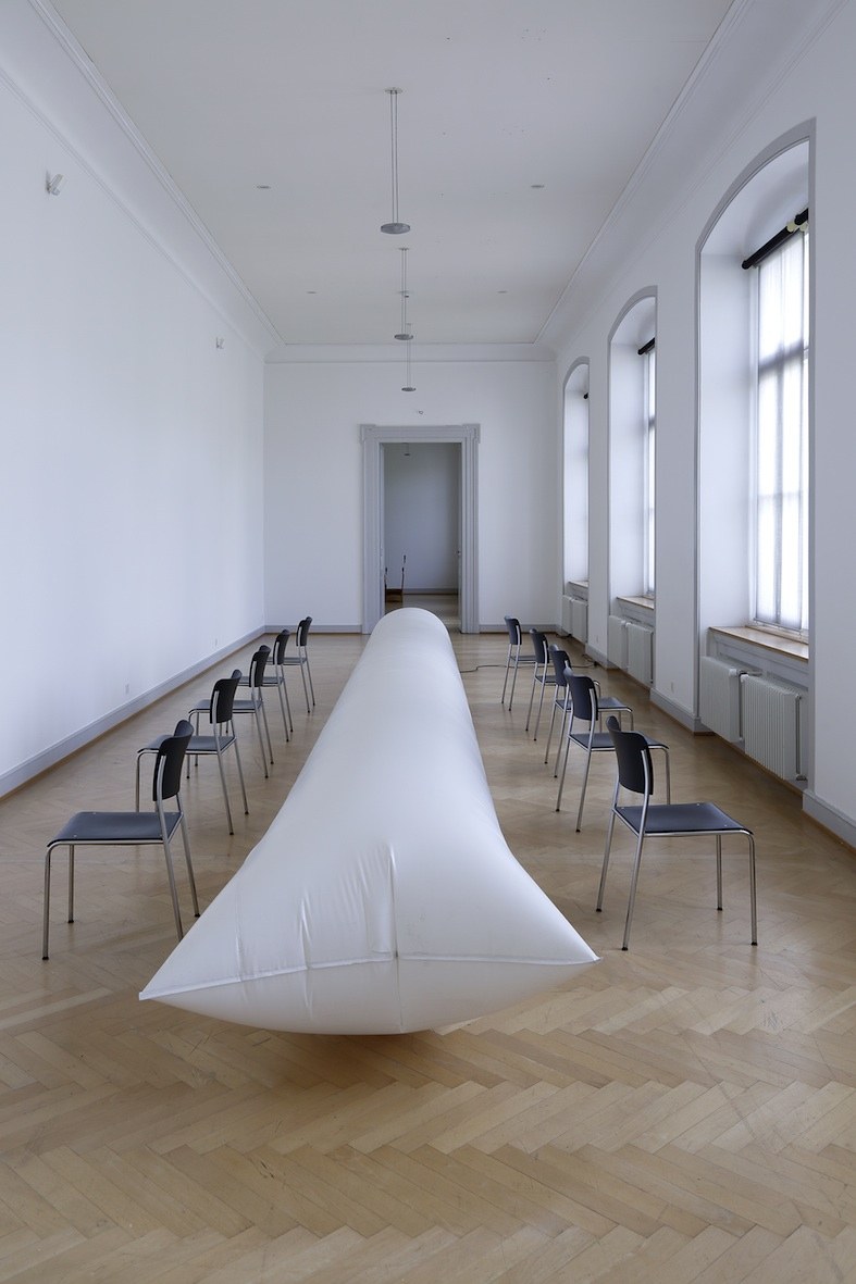 Roman Signer: Schlauch mit Stühlen, 2014, Installationsansicht  (Foto: Stefan Rohner)