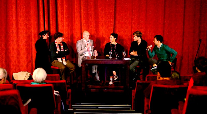 Podiumsdiskussion des Malokkanischen Abends, v.l.n.r.: Page aus Malokko, Maler Jürgen Durner, Theorist Jan Alexander Hoeppel, Kunsthistorikerin Sophie-Marie Sümmermann, Schriftsteller Wolfram Lotz, Kurator Felix Rundel © Königreich Malokko
