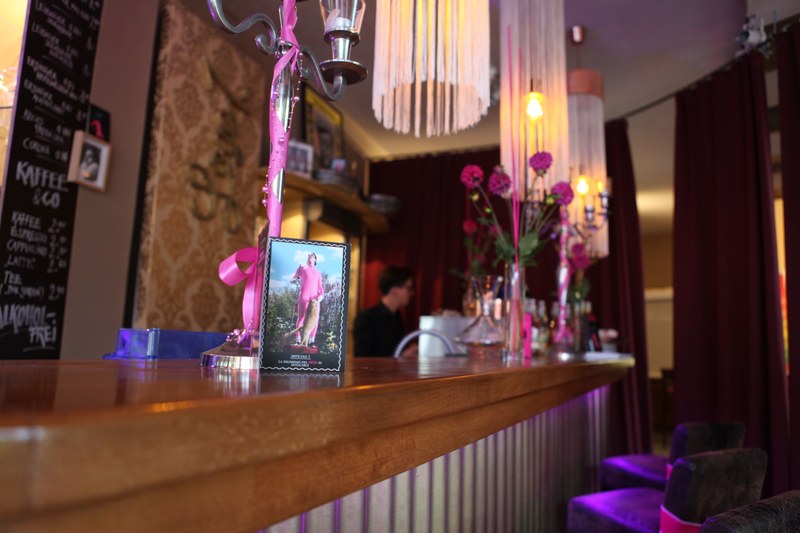 Das Parktheater in Lindau bietet die in pink getauchte Bühne für den Malokkanischen Abend @ Königreich Malokko