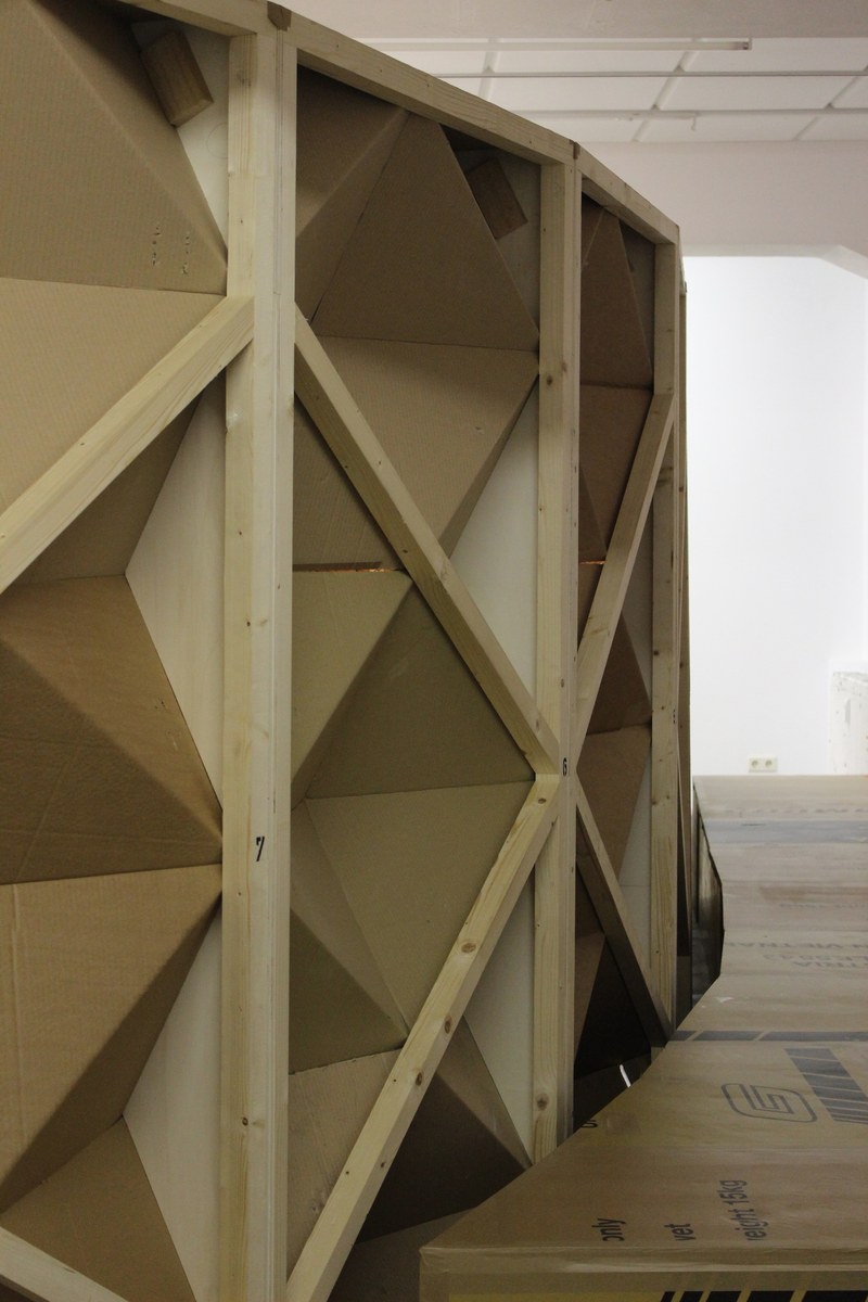 Lisa Ruyter u. Peter Sandbichler: Ohne Titel, 2013 (Holz, Karton, Acrylfarbe. 220x1400x25 cm)  - die Rückseite der Wand