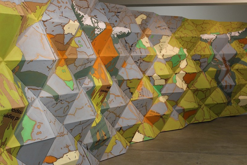 Lisa Ruyter u. Peter Sandbichler: Ohne Titel, 2013 (Holz, Karton, Acrylfarbe. 220x1400x25 cm)