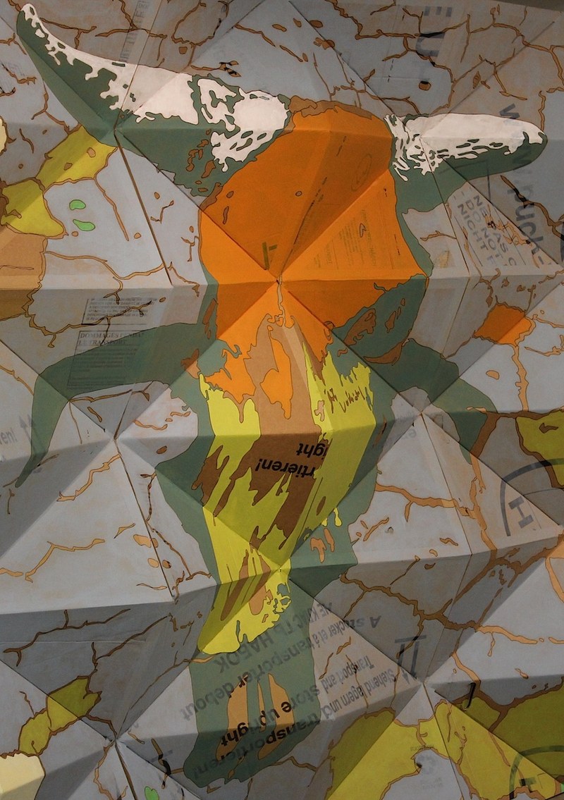 Lisa Ruyter u. Peter Sandbichler: Ohne Titel, 2013 (Holz, Karton, Acrylfarbe. 220x1400x25 cm) - Detail