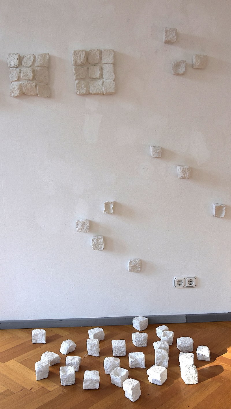 Franziska Stiegholzer: In Gips abgegossene Grantiwürfel, Installationsausschnit