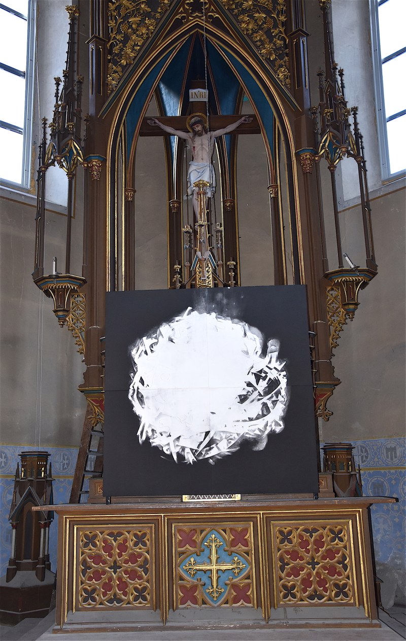 Der Altar wird zum Raum für den "Urknall"