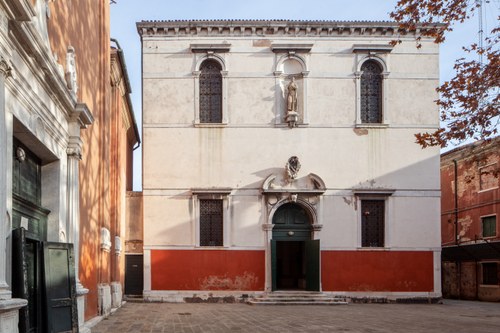 Das KUB gibt ein Gastspiel in der Scuola di San Pasquale in Venedig (© Fulvio Orsenigo Fassade)