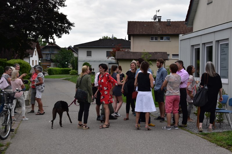 Einige der zahlreich zur Vernissage am Alteichweg erschienenen Besucher