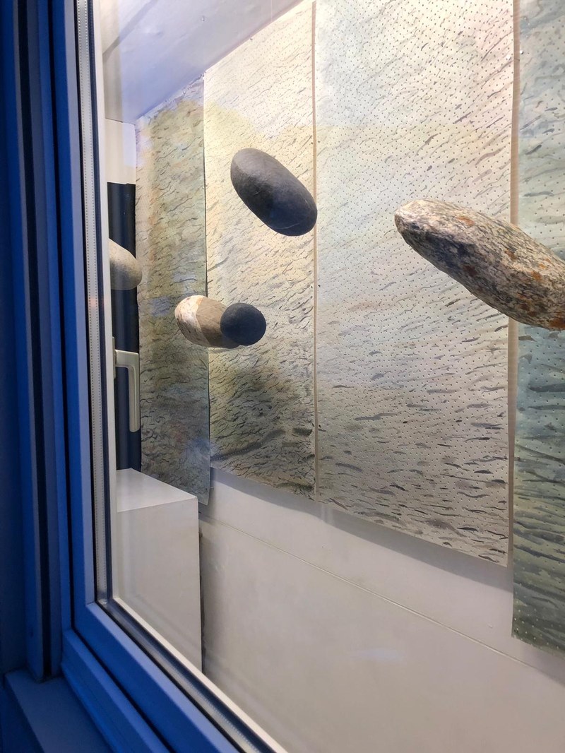 Blick auf die Werkanordnung von Hannes Ludescher im Kunst-Container