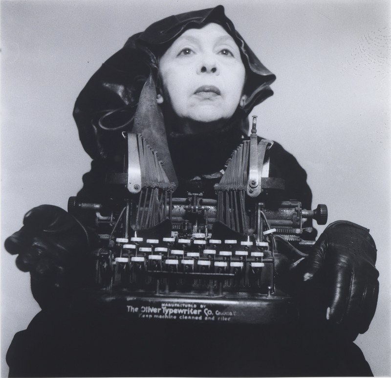 Geta Brǎtescu, Doamna Oliver în costum de cǎlǎtorie (Frau Oliver in ihrem Reisekostüm), 1980–2012, Schwarzweißfotografie (alle Fotos: © Mihai Brătescu/Ștefan Sava; Courtesy of The Estate of Geta Brǎtescu, Hauser & Wirth and Ivan Gallery Bucharest)
