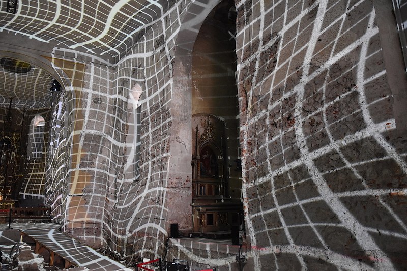 Peter Kogler bespielt die Johanniterkirche mit einer faszinierenden Mappingarbeit (© Karlheinz Pichler)