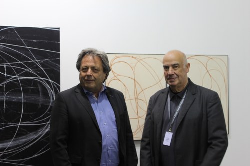 Galerist Günter Feurstein (rechts) mit einem Karl-Heinz-Ströhle-Interessenten (Foto: Karlheinz Pichler)