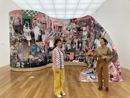 Die Künstlerin Mercedes Azpilicueta und Direktorin Letizia Ragaglia vor dem großen Teppich „Potatoes, Riots and other Imaginaries"