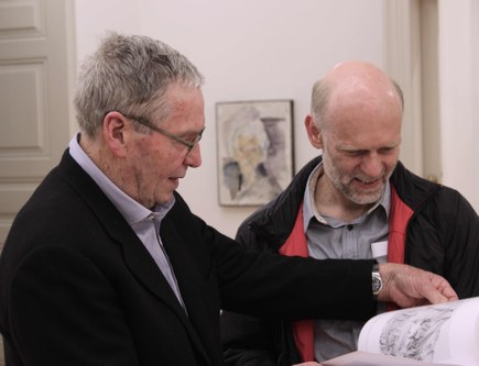 Künstler Heinz Greissing beim Signieren seiner druckfrischen Monografie im Künstlerhaus Bregenz