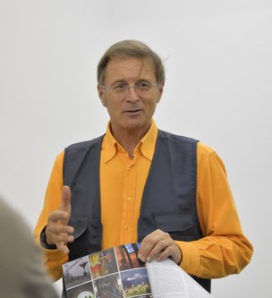 Kunstforum-Montafon-Chef Roland Haas führte durch die Ausstellung