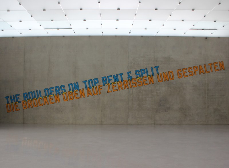 Lawrence Weiner: Die Brocken obenauf zerrissen und gespalten