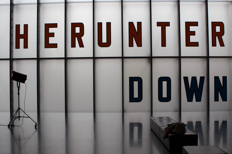 LAWRENCE WEINER: HERUNTER - DOWN