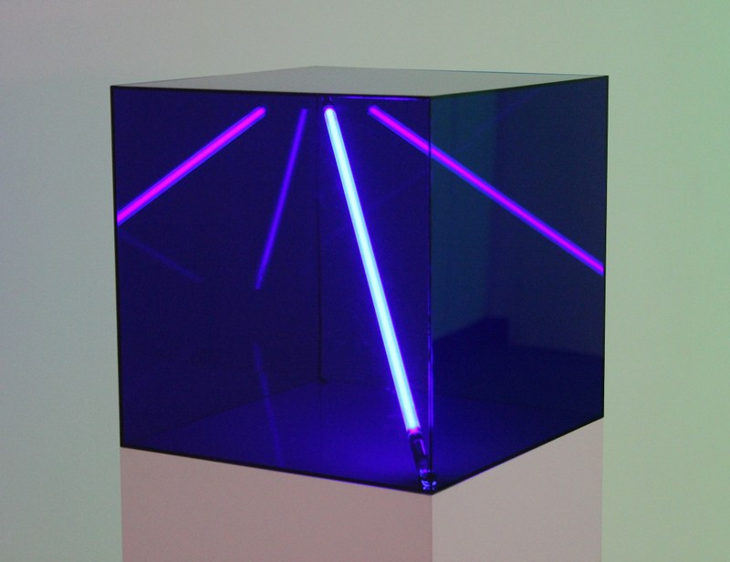 Christian Herdeg: Blue Cube II-III, 2013 - Argonlichtröhre, Klarglas, Acrylglaskubus
