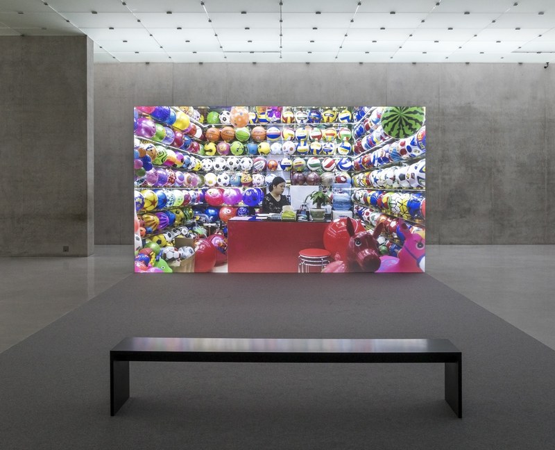 Mika Rottenberg: "Cosmic generator", KUB, 3. OG, Installationsansicht (Foto: Markus Tretter, © Kunsthaus Bregenz)
