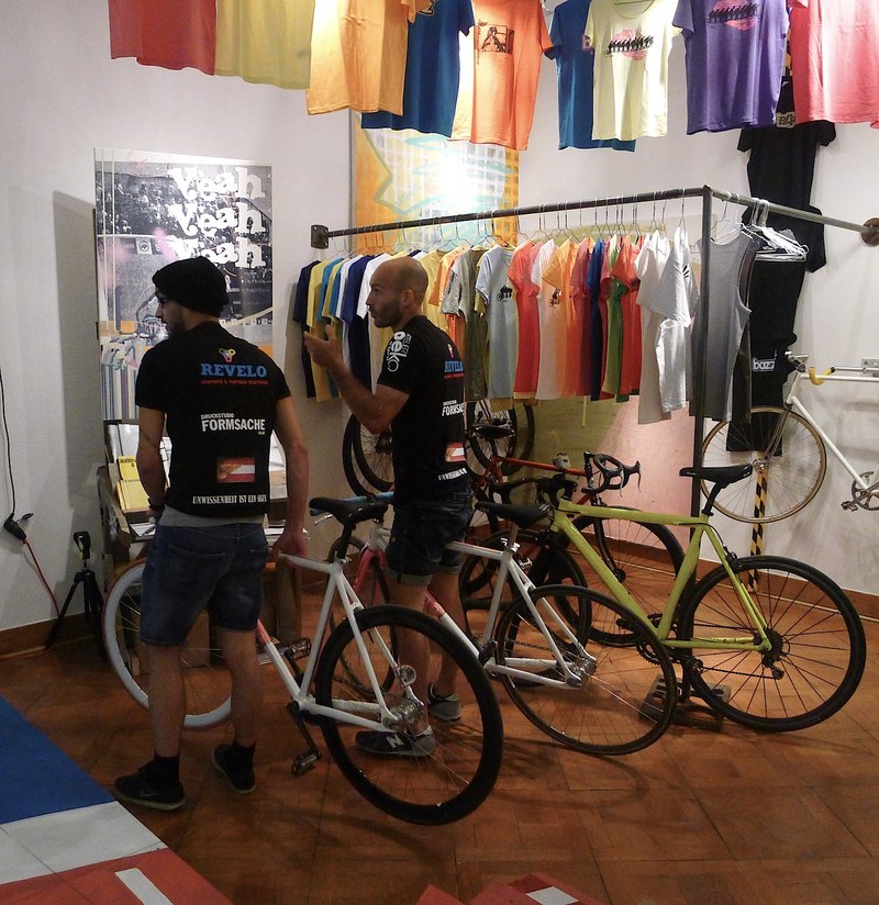 Fahrerbox und Fanartikelshop