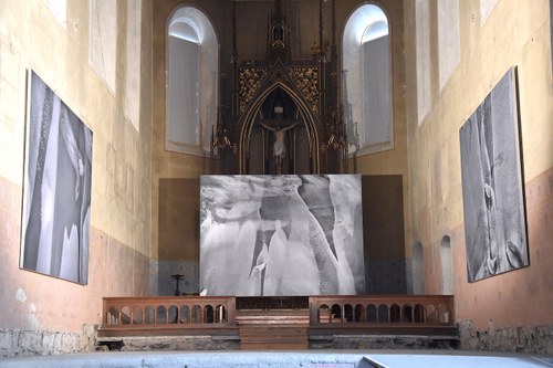 Blick in die Ausstellung von Roland Blum in der Johanniterkirche Feldkirch (© Karlheinz Picher)