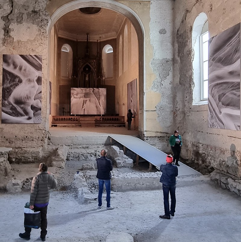 Blick in die Ausstellung von Roland Blum in der Johanniterkirche Feldkirch (© Karlheinz Picher)