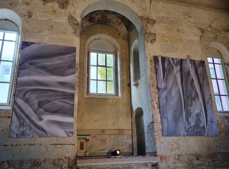 Blick in die Ausstellung von Roland Blum in der Johanniterkirche Feldkirch (© Karlheinz Picher)