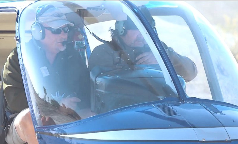 Roland Blum fotografiert vom Hubschrauber aus (Bild: Youtube-Screenshot Kapi, © Blum)