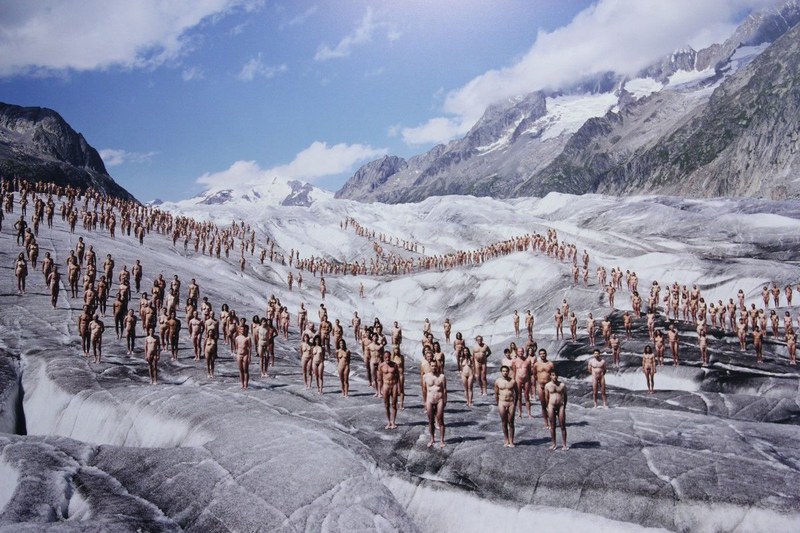Spencer Tunick: Aletschgletscher, 2007, Ausschnitt