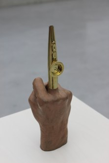 Richard Prince: "Goldfinger", 2012, 18 kt. Gold, Bronze (Foto: Karlheinz Pichler)