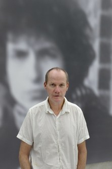 Richard Prince vor seinem Bob-Dylan-Porträt (Foto: Rudolf Sagmeister)