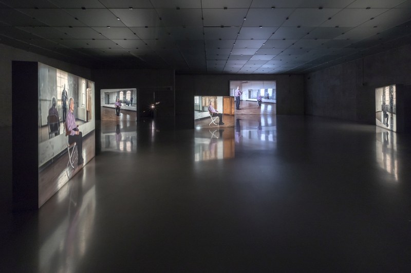Tacita Dean: Ausstellungsansicht 2. OG, Kunsthaus Bregenz, Merce Cunningham performs STILLNESS... (six performances, six films), 2008, 6 16-mm-Filme, Farbe, Lichtton, je ca. 5 Min. (Foto: Markus Tretter, Courtesy of the artist, Marian Goodman Gallery, New York / Paris, und Frith Street Gallery, London © Tacita Dean, Kunsthaus Bregenz)