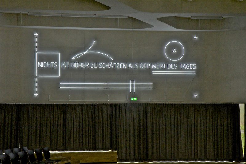 Neon-Wandinstallation von Alfredo Jaar in der Zeppelin-Universität Friedrichshafen